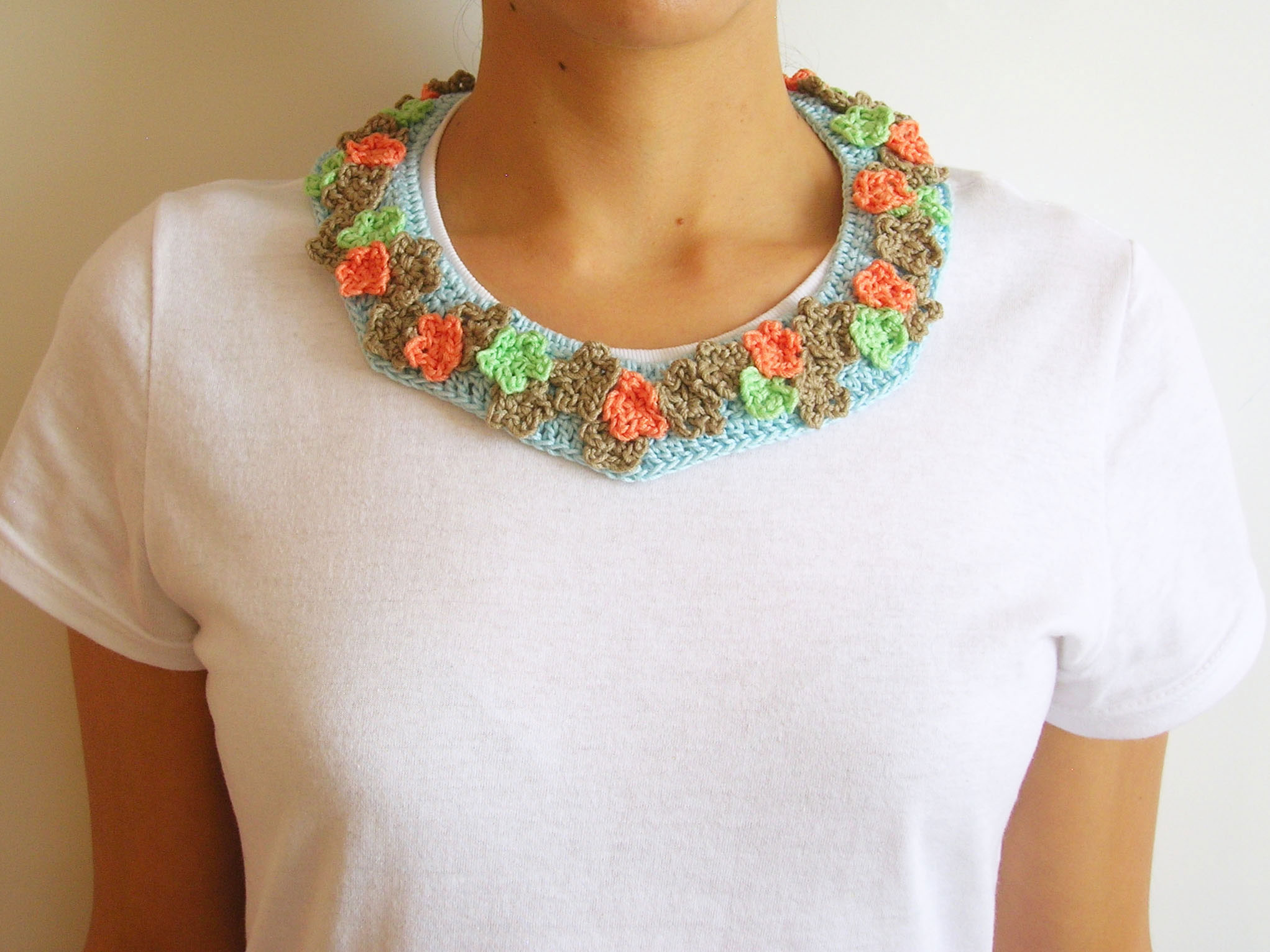 Crochet collar with flowers/ Cuello a gancho con flores chabepatterns